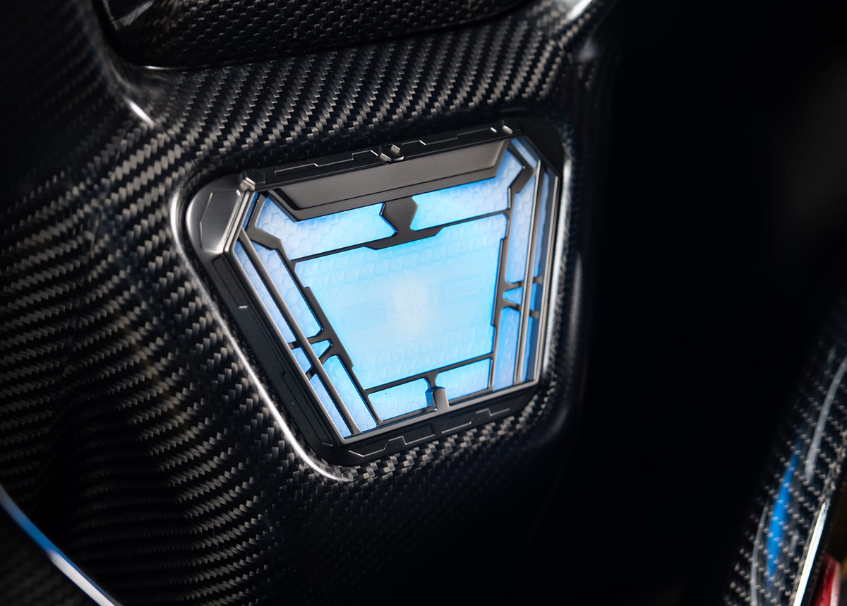 「アイアンマン」モチーフのポルシェ911レストモッド（ギュンターワークス / GWX エンドゲーム）～インテリア（アーク・リアクター）