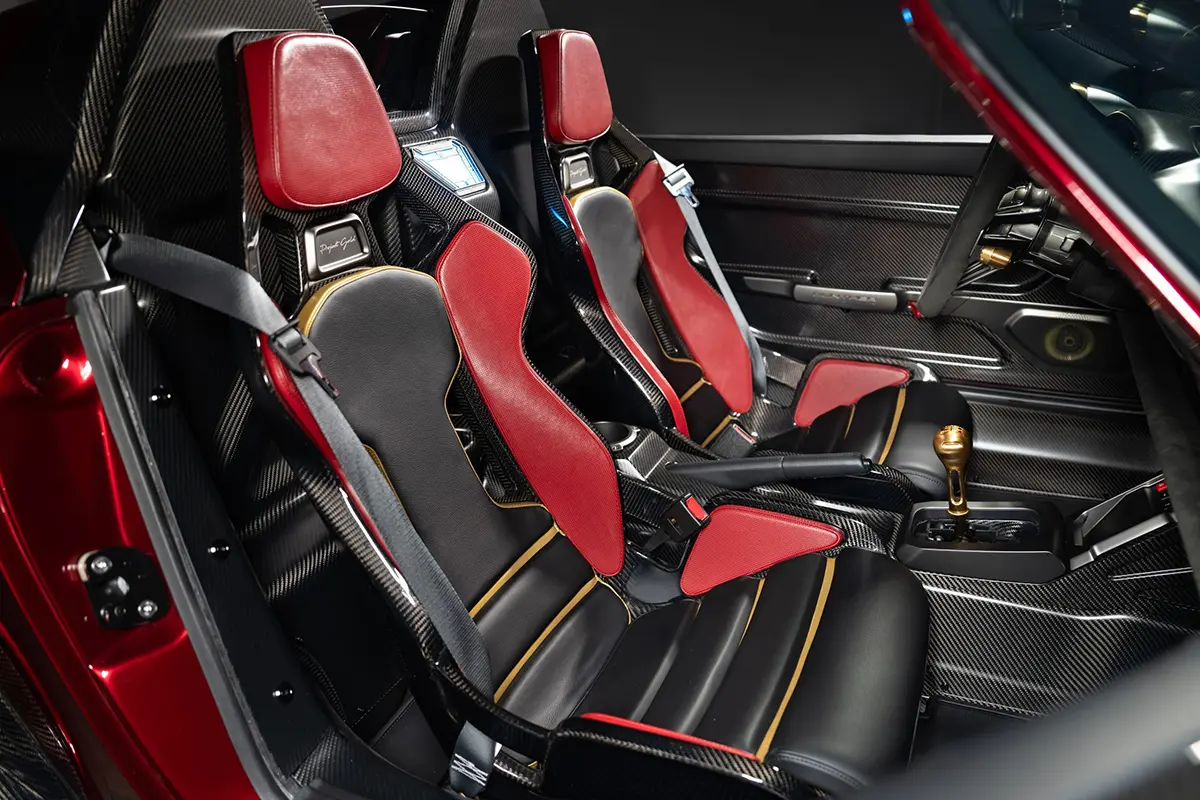 「アイアンマン」モチーフのポルシェ911レストモッド（ギュンターワークス / GWX エンドゲーム）～インテリア（シート）