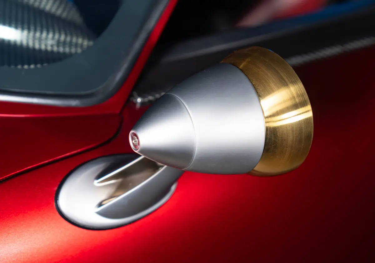 「アイアンマン」モチーフのポルシェ911レストモッド（ギュンターワークス / GWX エンドゲーム）～ドアミラー