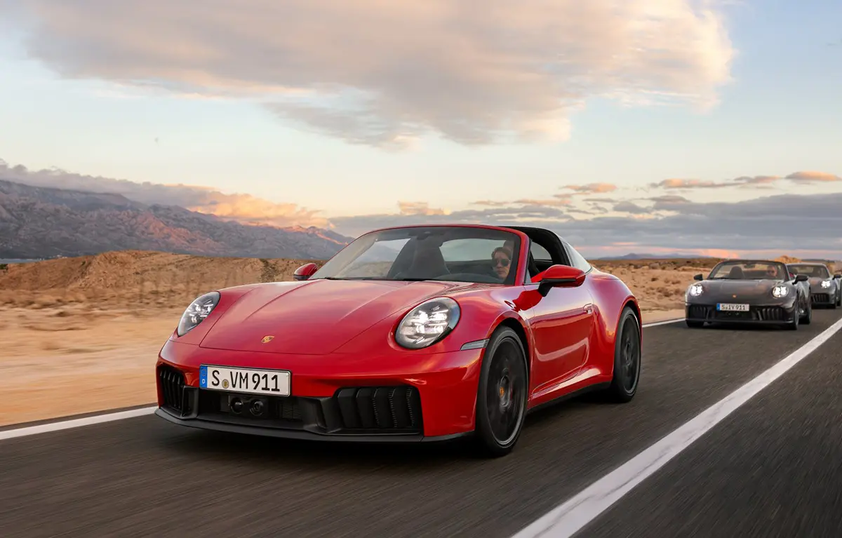 レッドのポルシェ911タルガGTS