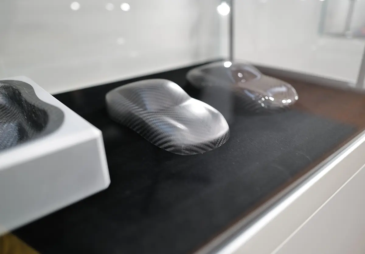 ポルシェセンター北大阪に展示されるエクスクルーシブ・マヌファクチュアの見本