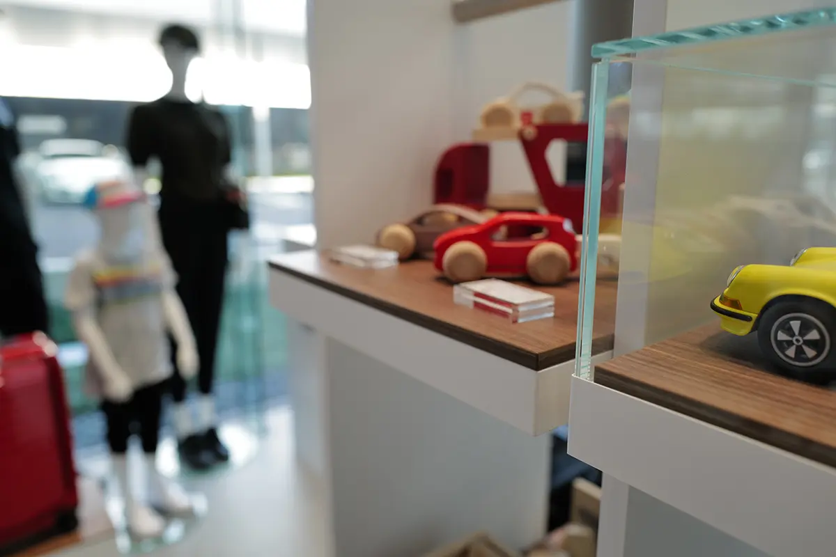 ポルシェセンター北大阪にて展示されるドライバーズ・セレクションのアイテム