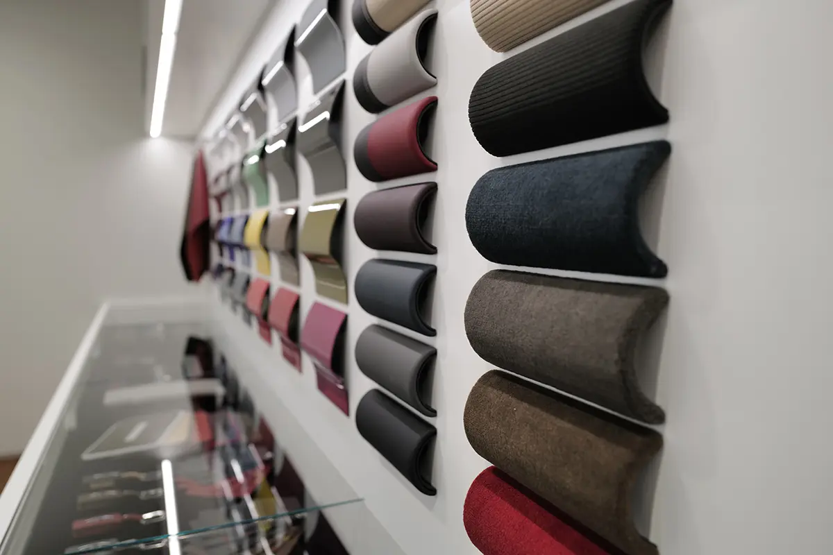 ポルシェセンター北大阪に展示されるエクスクルーシブ・マヌファクチュアの見本