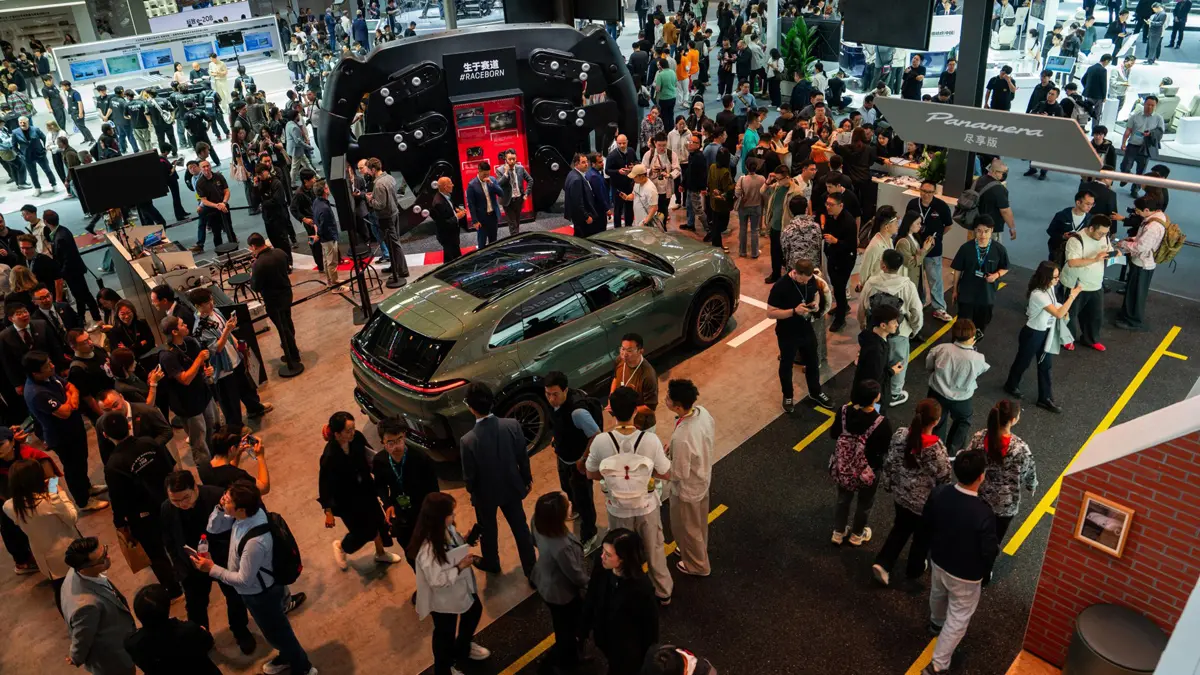 中国 北京モーターショーにて展示されるカイエンEV