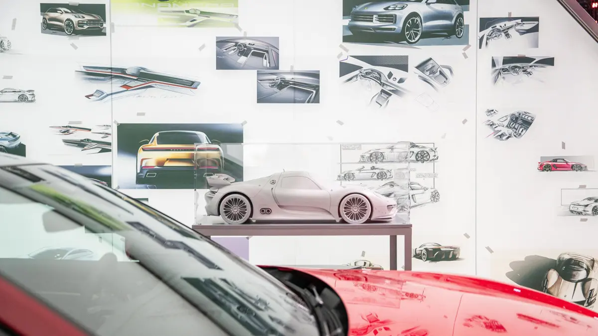 中国 北京モーターショーにて展示される918スパイダーのミニチュア