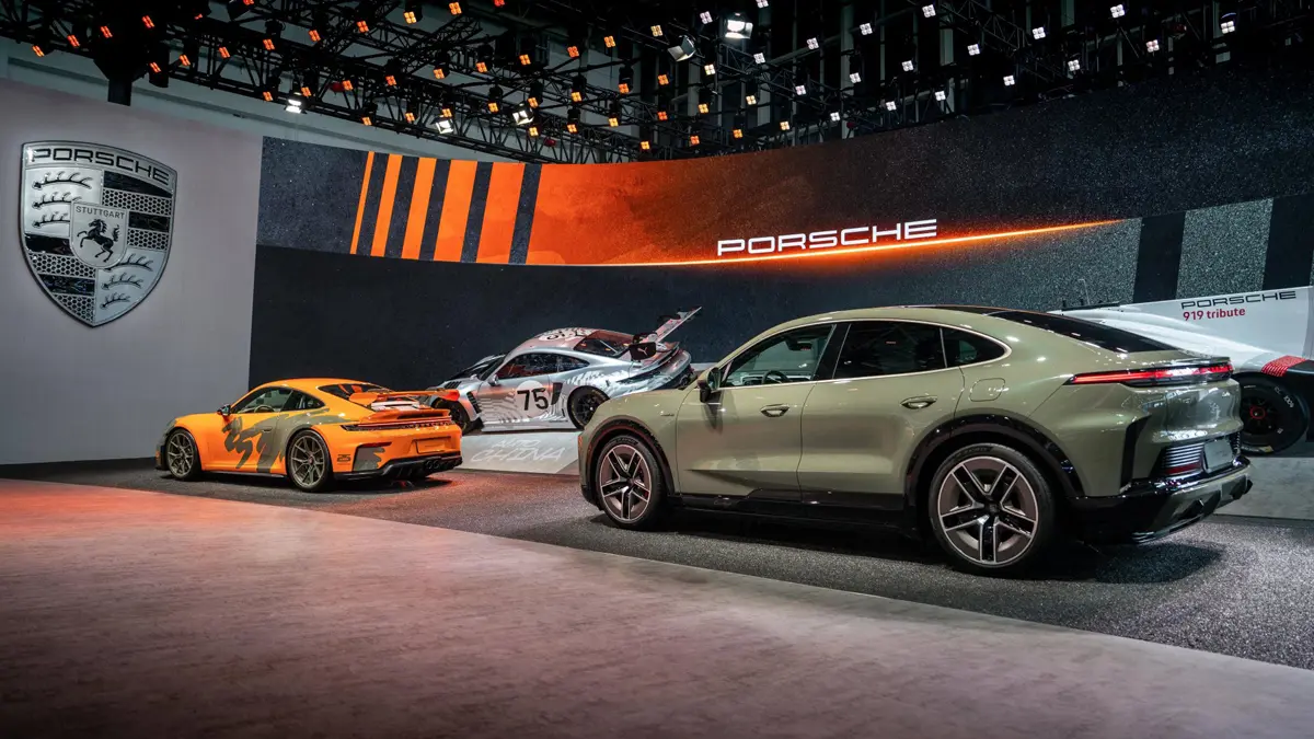 中国 北京モーターショーにて展示される911のレーシングカー、カイエン・クーペ・エレクトリック