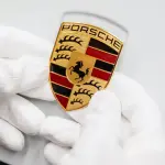 ポルシェのエンブレム（取り付け前）
