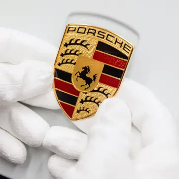 ポルシェのエンブレム（取り付け前）