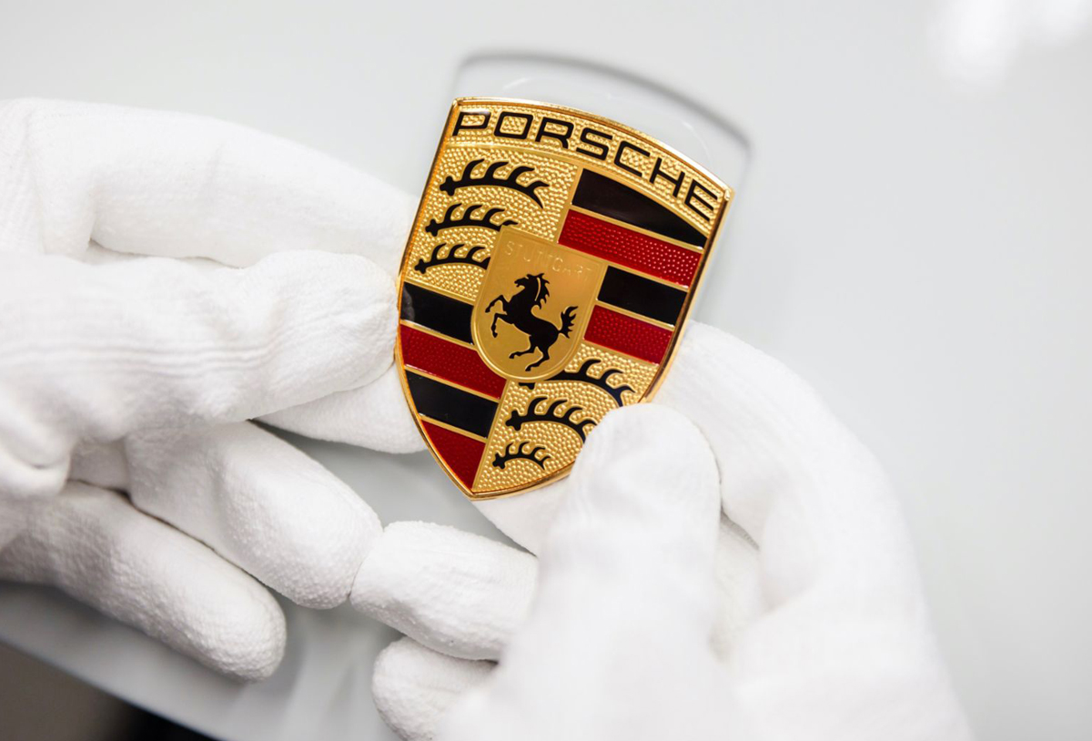 ポルシェのエンブレム（取り付け前）