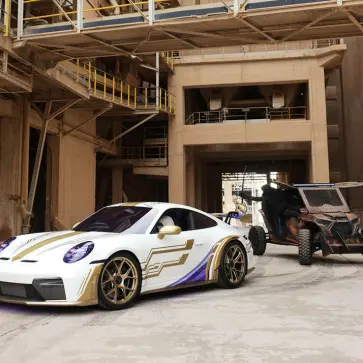 リーグ・オブ・レジェンド：ワイルドリフトとのコラボレーションによる特別なポルシェ911GT3（全景）