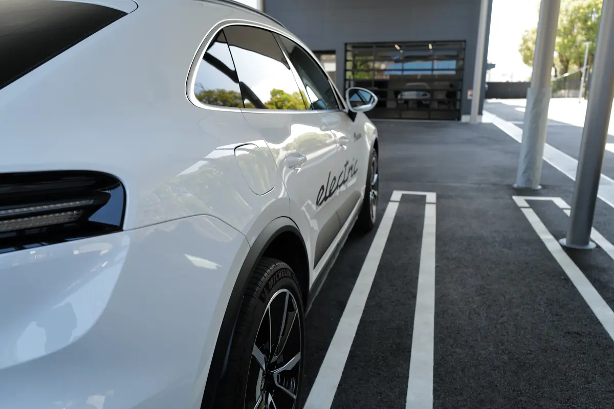 ポルシェ マカン 4S エレクトリックのエクステリア（ホワイト、サイド）