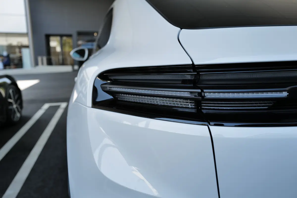 ポルシェ マカン 4S エレクトリックのエクステリア（ホワイト、テールランプ）