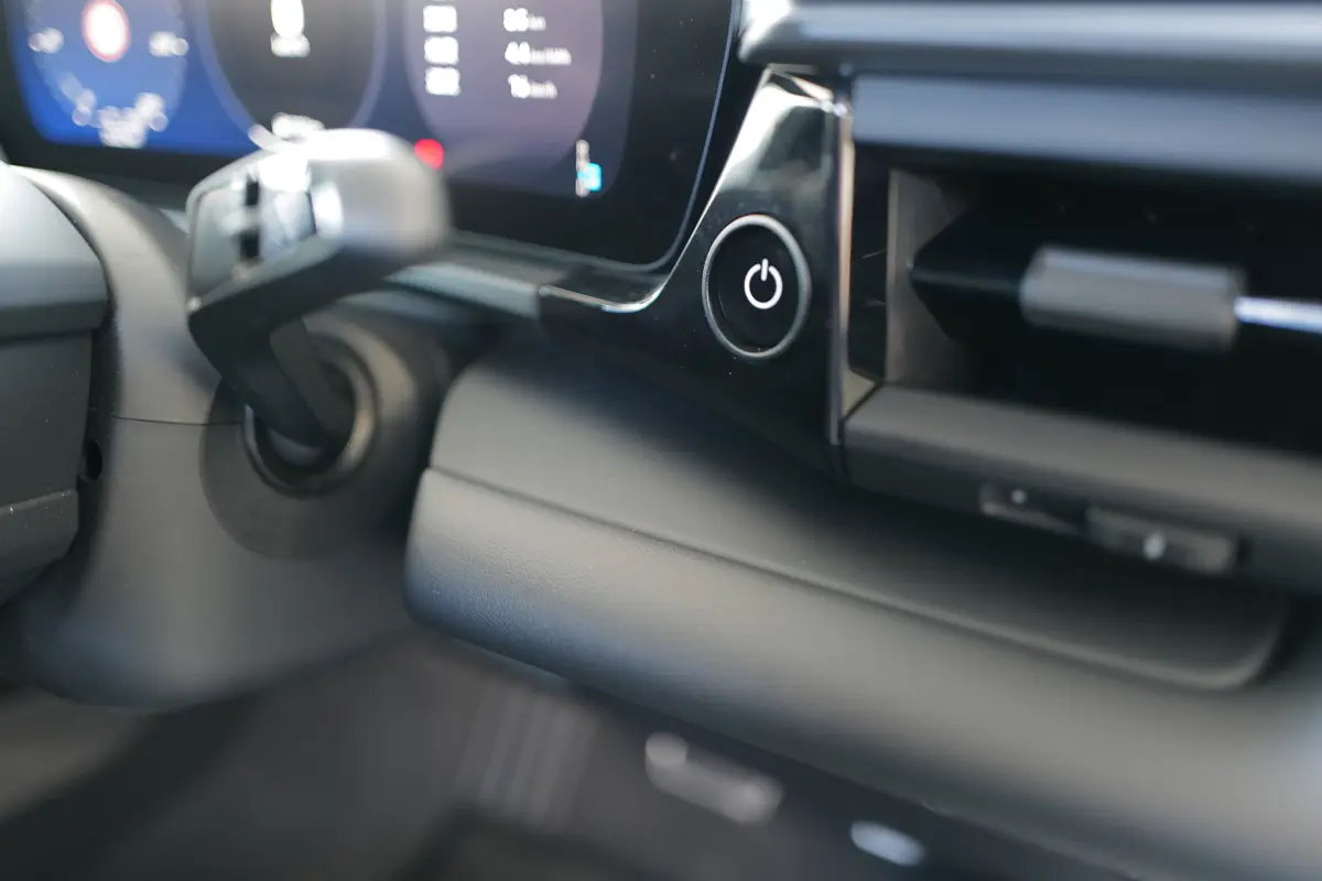 ポルシェ マカン 4S エレクトリックのインテリア（ブラック、スタートボタン）