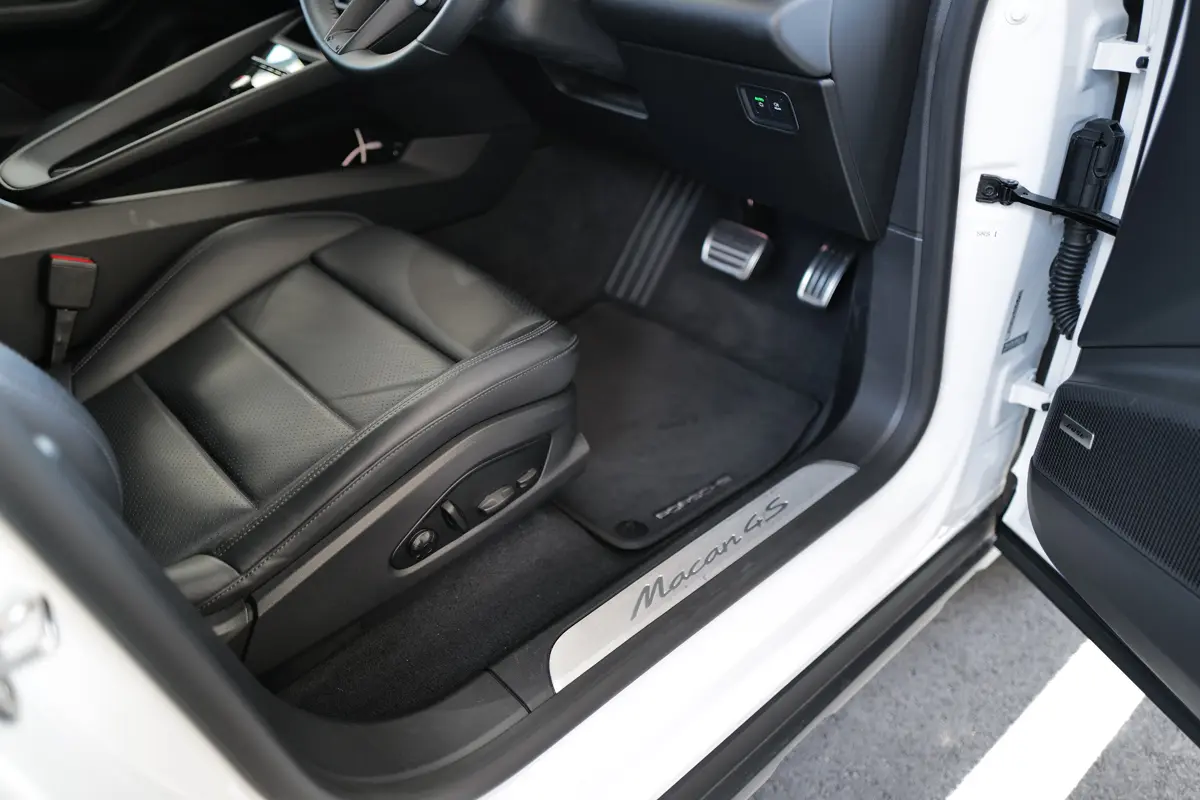 ポルシェ マカン 4S エレクトリックのインテリア（フロントシートとフロア）