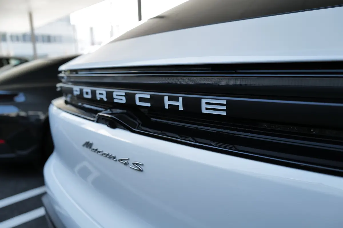 ポルシェ マカン 4S エレクトリックのエクステリア（ホワイト、リア）