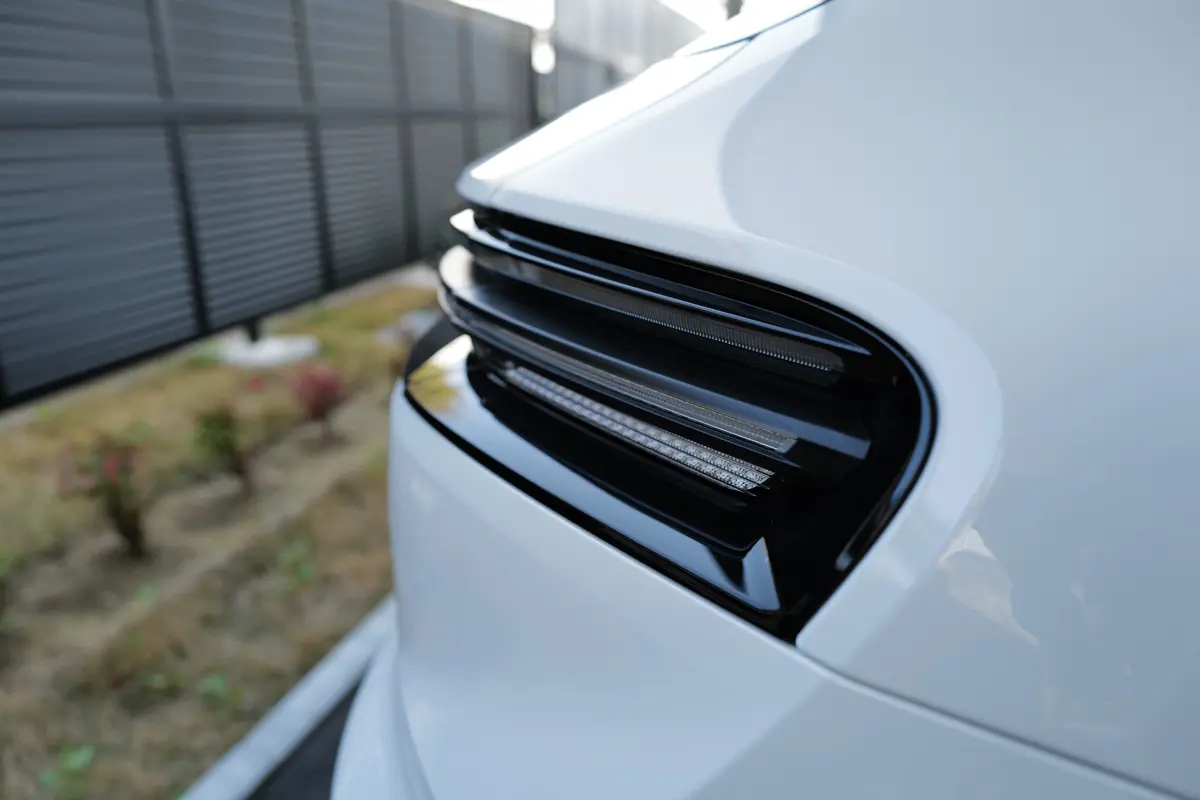 ポルシェ マカン 4S エレクトリックのエクステリア（ホワイト、リア）