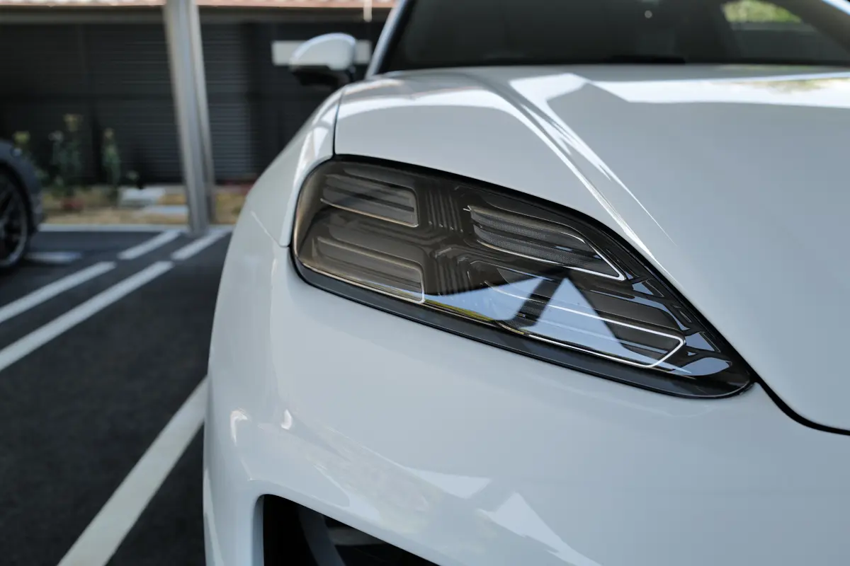 ポルシェ マカン 4S エレクトリックのエクステリア（ホワイト、ヘッドライト）