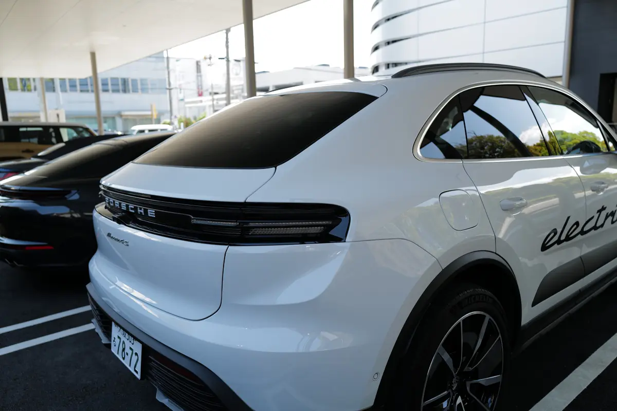 ポルシェ マカン 4S エレクトリックのエクステリア（ホワイト、リア）