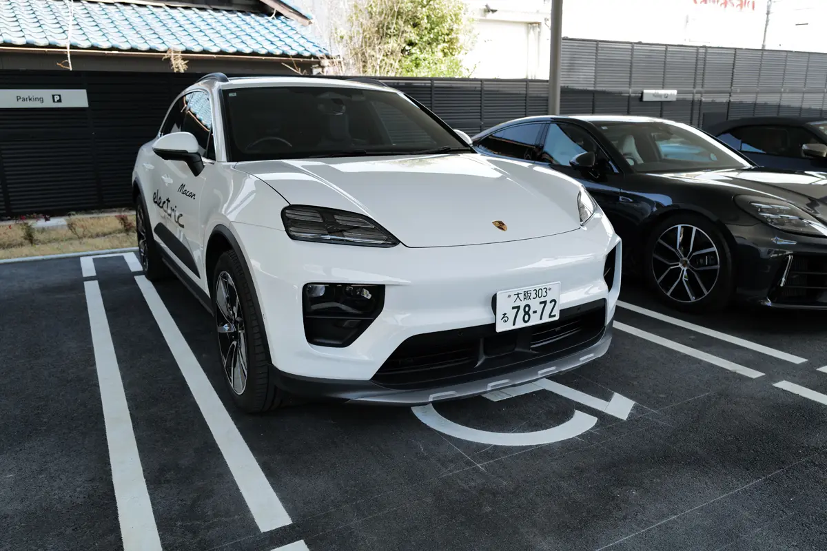 ポルシェ マカン 4S エレクトリックのエクステリア（ホワイト、全景）