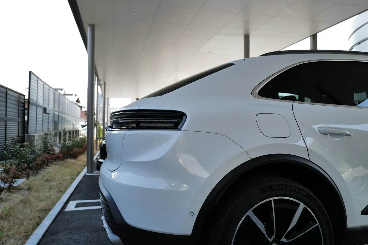 ポルシェ マカン 4S エレクトリックのエクステリア（ホワイト、リア）