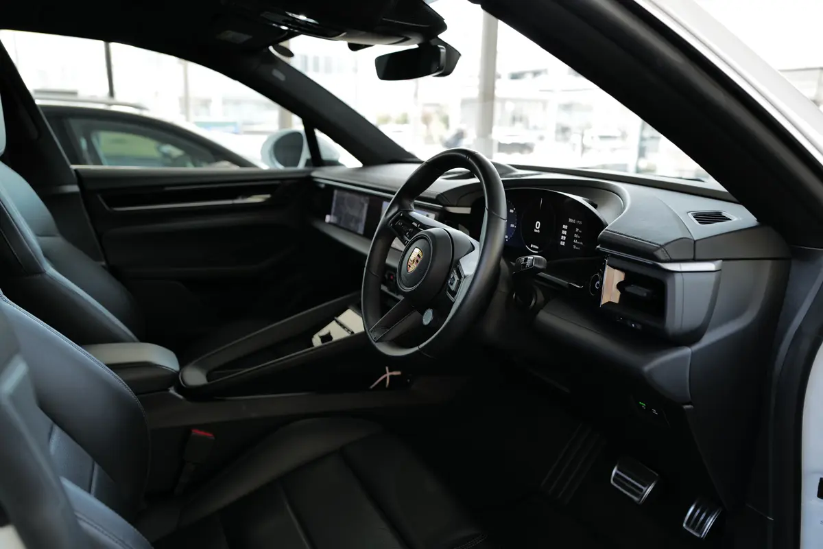 ポルシェ マカン 4S エレクトリックのインテリア（ブラック）