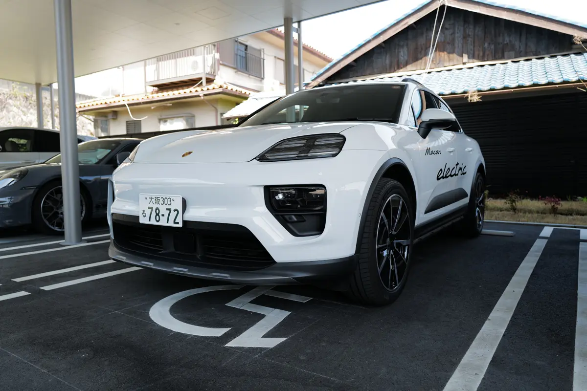 ポルシェ マカン 4S エレクトリックのエクステリア（ホワイト、全景）