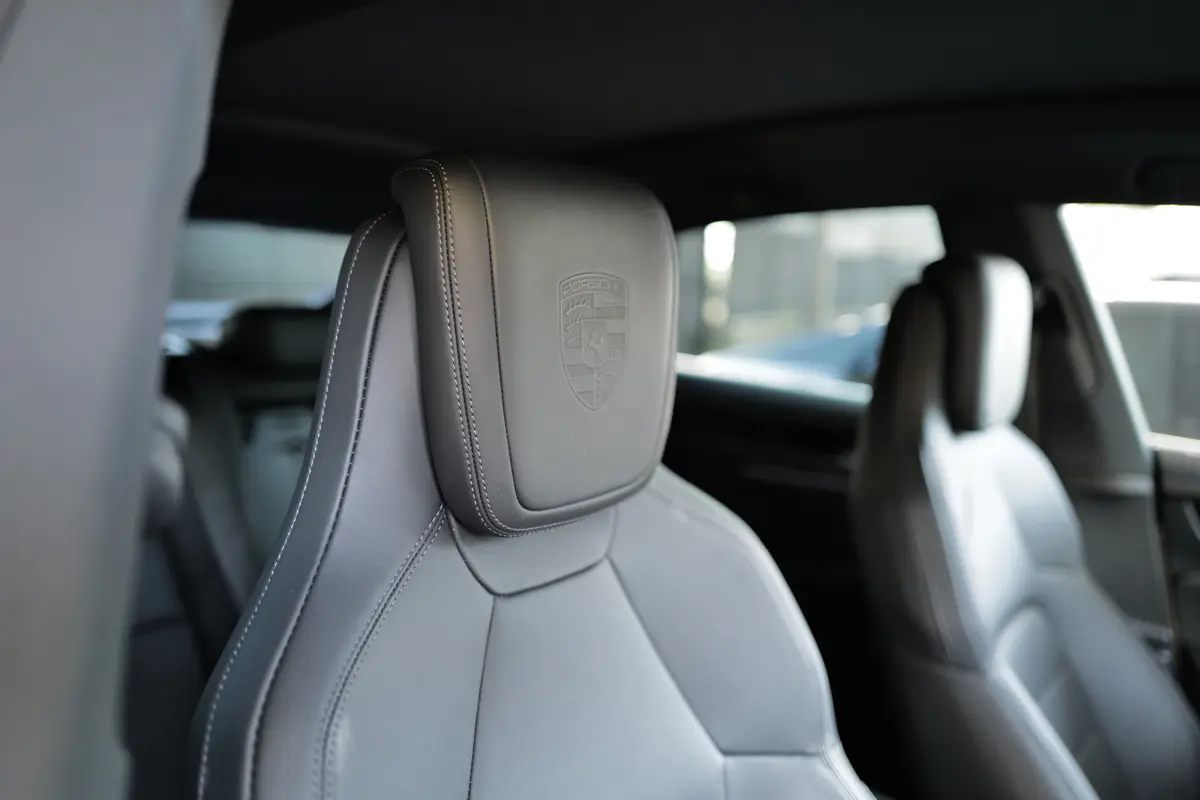 ポルシェ マカン 4S エレクトリックのインテリア（ブラック、シート）