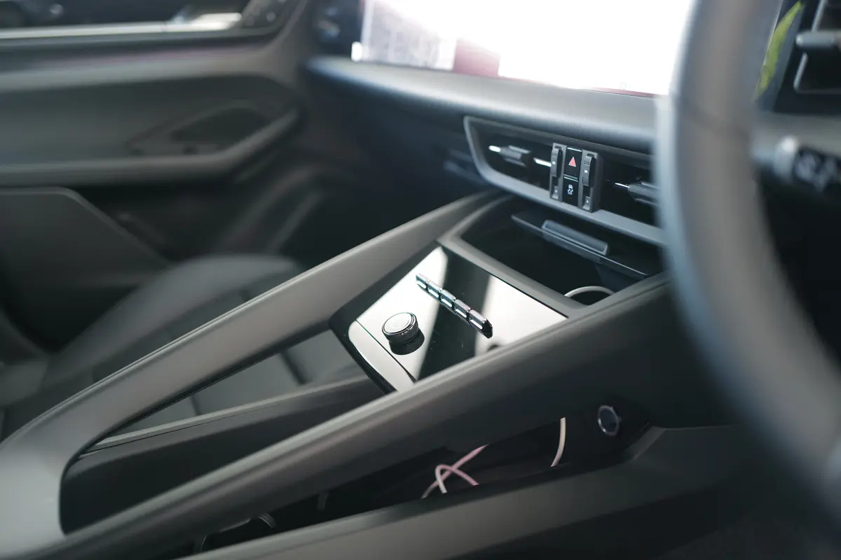 ポルシェ マカン 4S エレクトリックのインテリア（ブラック、センターコンソール）