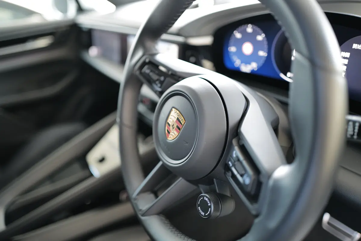 ポルシェ マカン 4S エレクトリックのインテリア（ブラック、ステアリングホイール）