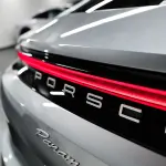 ポルシェ パナメーラのテールランプに「PORSCHE」ロゴ