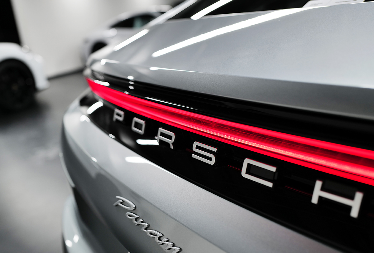 ポルシェ パナメーラのテールランプに「PORSCHE」ロゴ