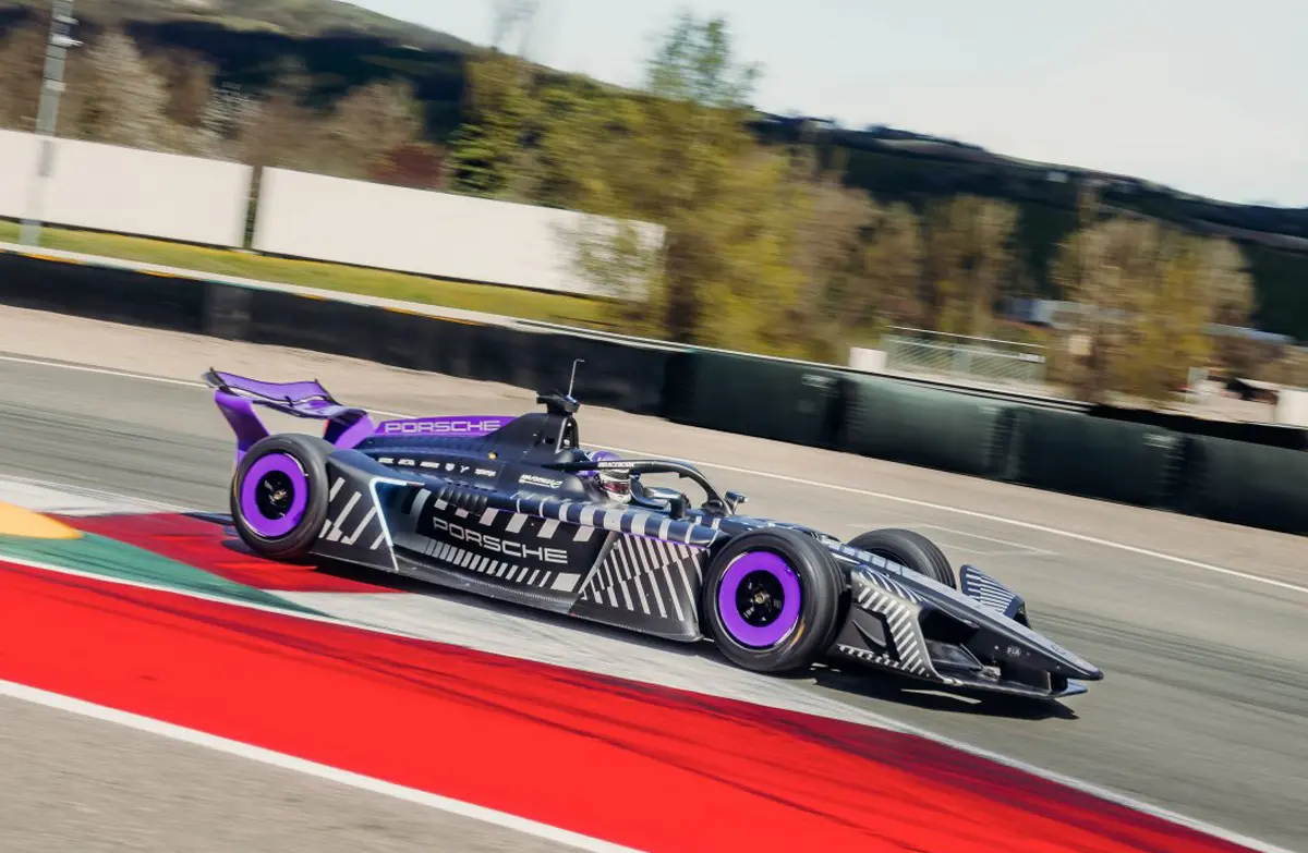 ポルシェの新型フォーミュラEマシン、975RSEの走行画像