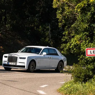 南仏を走るロールスロイス・ファントム(ホワイト)
