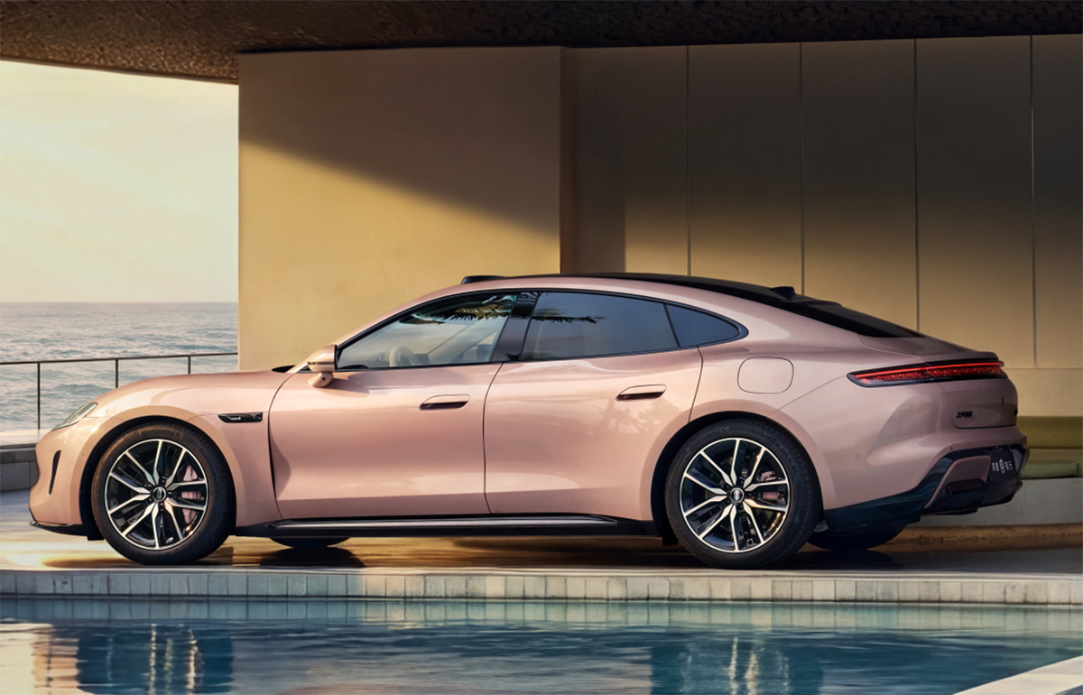 中国、上海汽車（SAIC）「Z7」リヤサイド（ゴールド）、静止