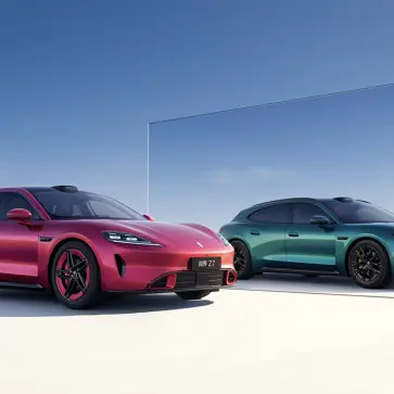 中国、上海汽車（SAIC）「Z7（ピンク）」「Z7T（グリーン）」フロントサイド、静止