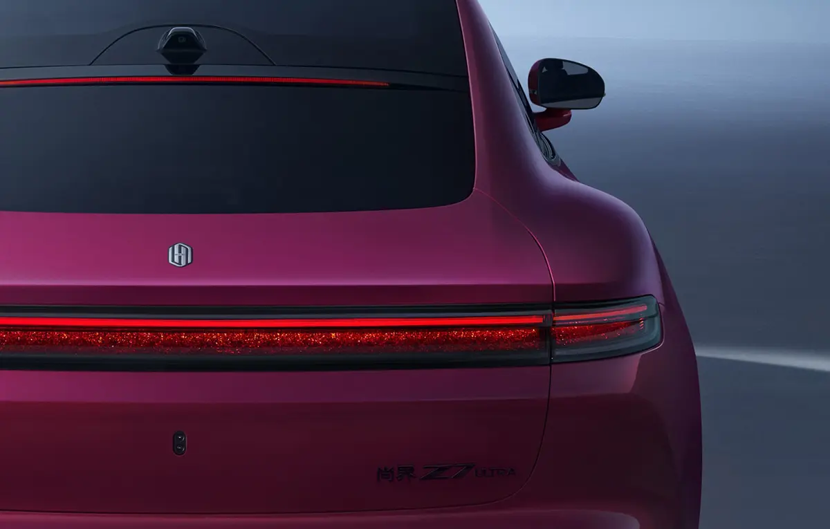 中国、上海汽車（SAIC）「Z7」テールランプ（ピンク）、静止