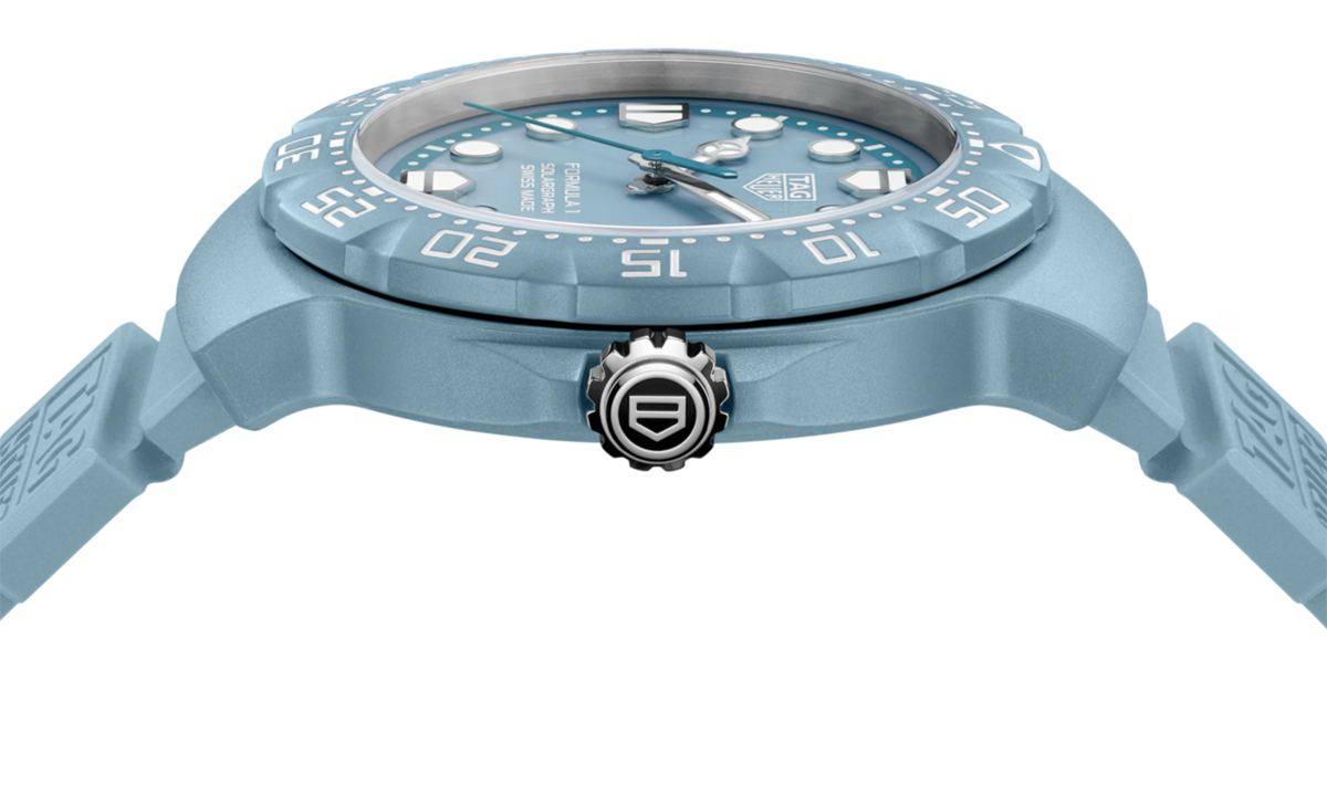 タグ・ホイヤー フォーミュラ1 ソーラーグラフ ソーラークォーツ〜パステルブルーのケースサイド