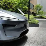 シルバーのテスラ モデルY（フロント）