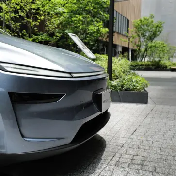シルバーのテスラ モデルY（フロント）