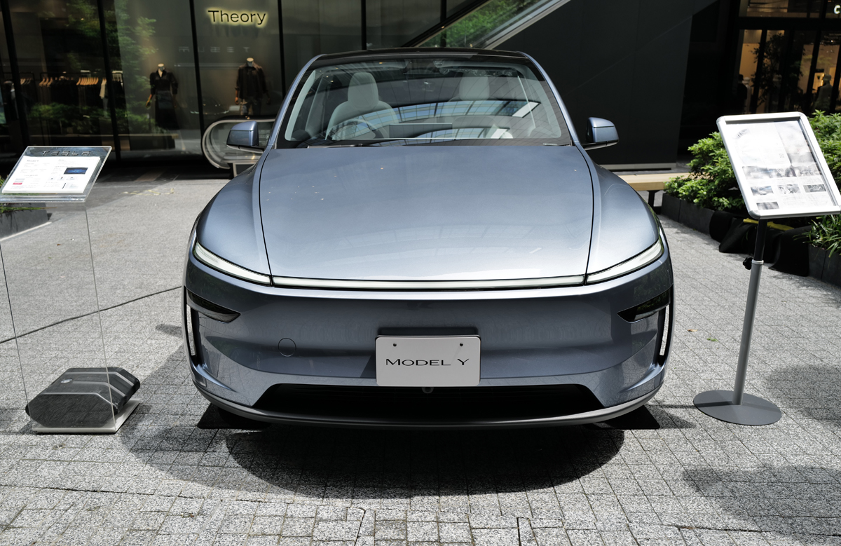 テスラ・モデルY（シルバー）、フロント