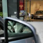 テスラ・モデルYとショールーム