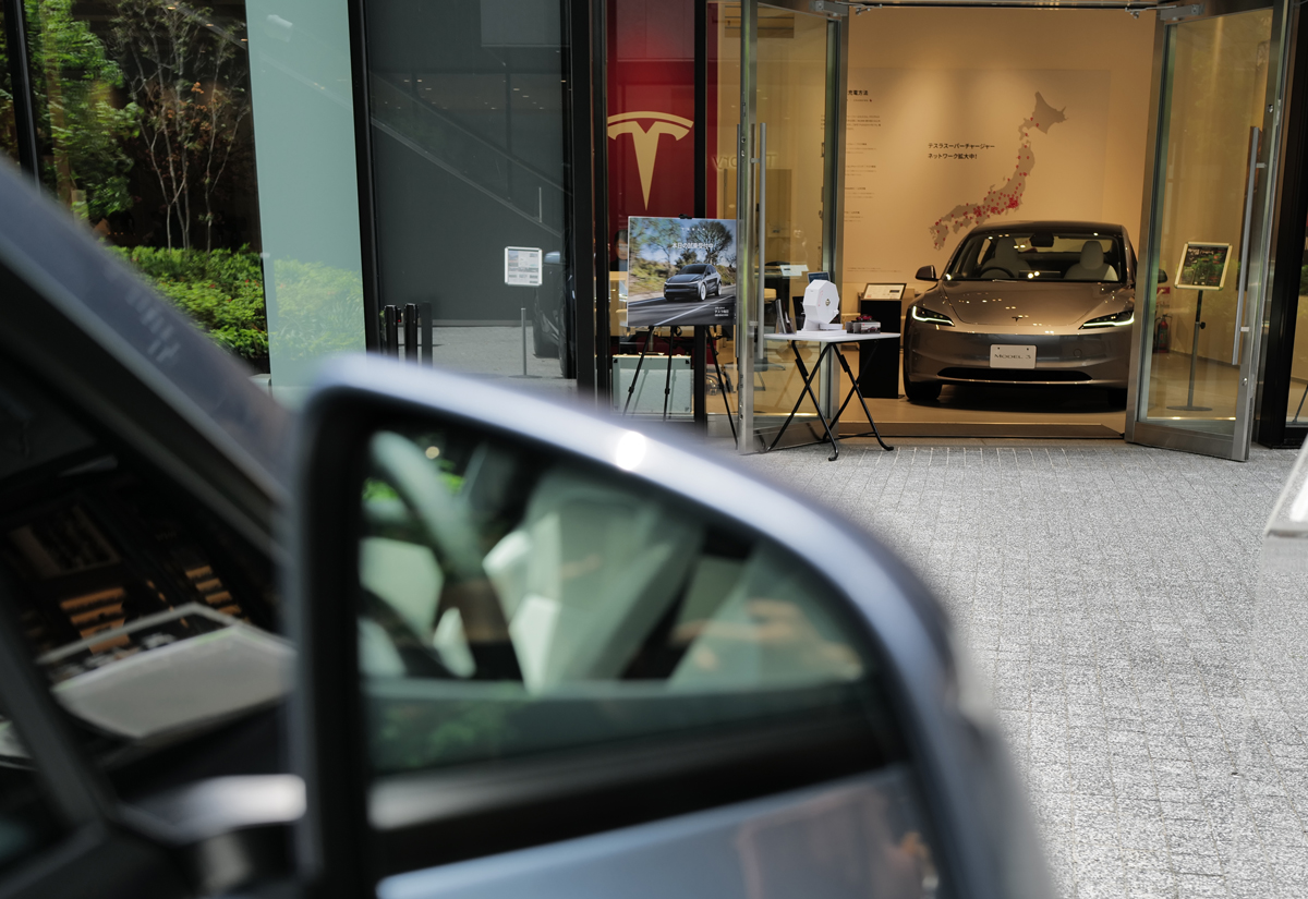 テスラ・モデルYとショールーム