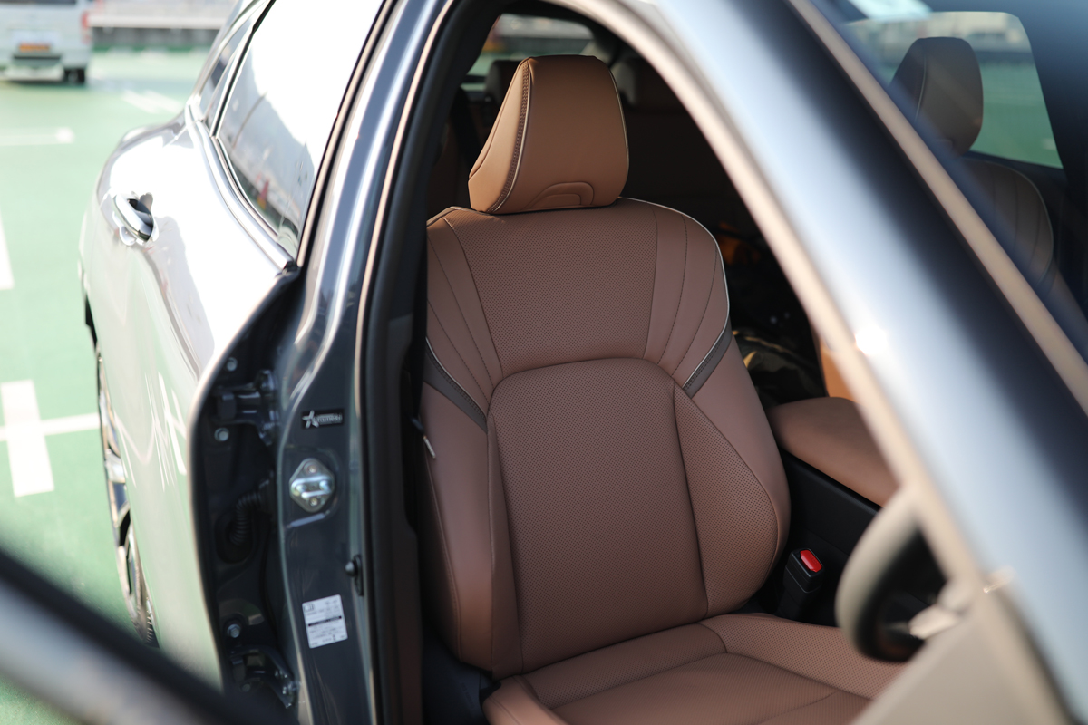 トヨタ クラウンスポーツのシート