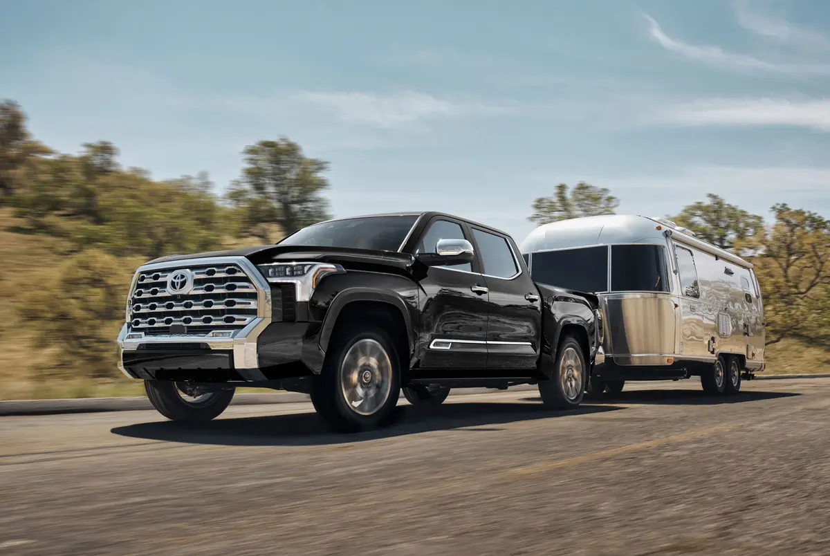 トヨタ・タンドラ（走行、キャンピングカー牽引）