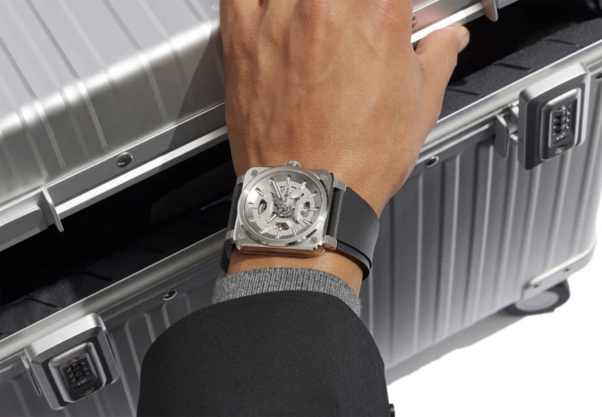 ベル&ロスの限定腕時計、BR-03スケルトン グレー スティールの装着画像