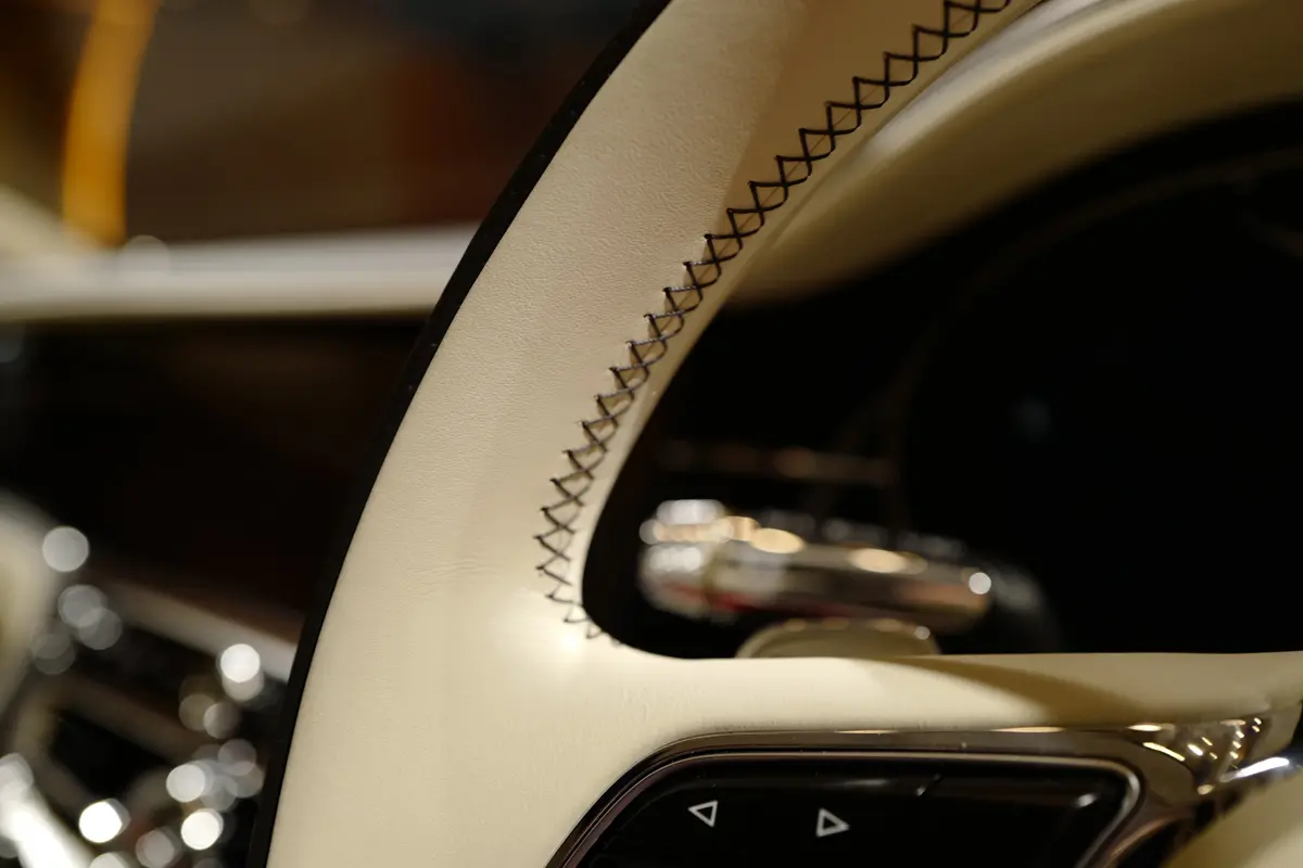 ベントレーのインテリア（ステアリングホイール）