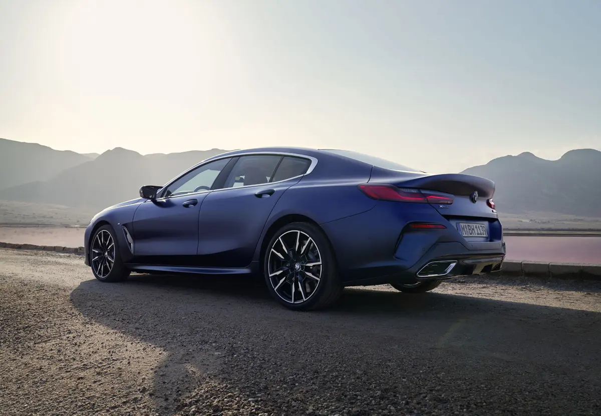 BMW8シリーズ グランクーペのリヤビュー（ブルー）