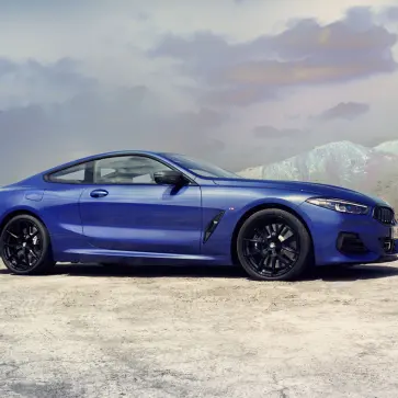BMW8シリーズ クーペのサイドビュー（ブルー）