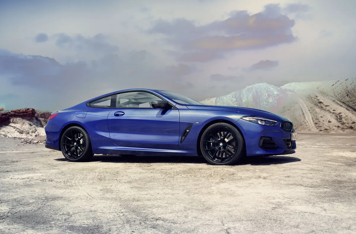 BMW8シリーズ クーペのサイドビュー（ブルー）