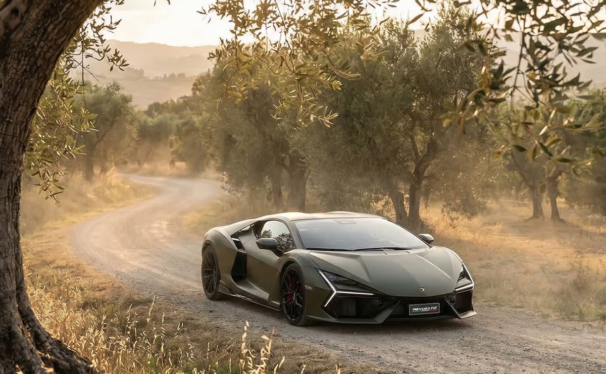 グリーンのランボルギーニ・レヴエルト走行状態、斜め前）